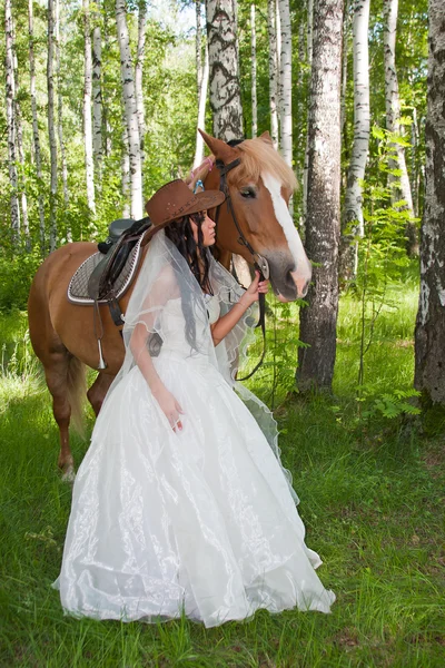 약혼녀 말 옆의 드레스에 젊은 여자 — 스톡 사진
