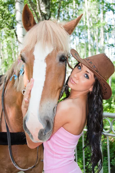 Jovem mulher bonita ao lado de um cavalo na natureza — Fotografia de Stock