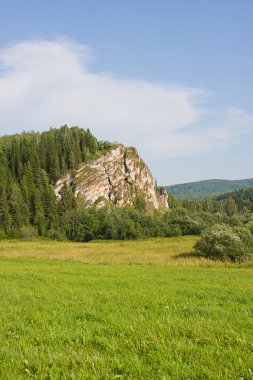 Arka planda güzel bir kaya Mavi gökyüzünde