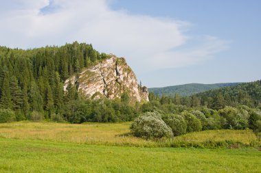 Arka planda güzel bir kaya Mavi gökyüzünde