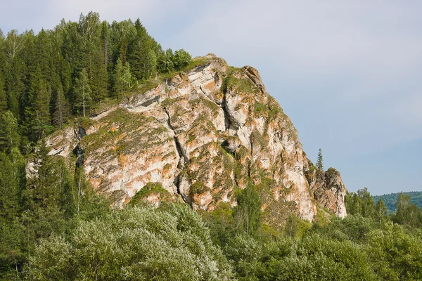 Bela rocha em um fundo céu azul — Fotografia de Stock