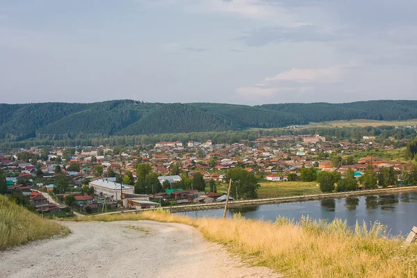 Dorf am Flussufer — Stockfoto