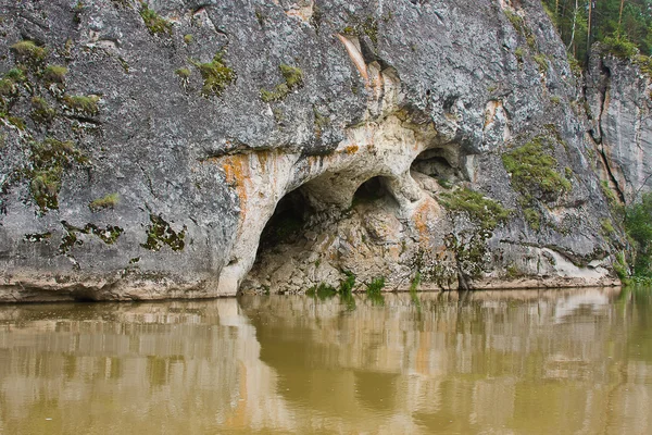 Reflet de la belle roche dans la rivière — Photo