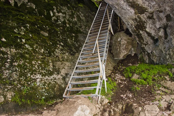 金属楼梯是在一个岩石 — 图库照片