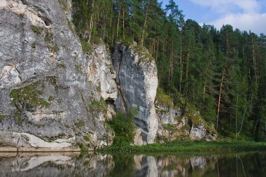 güzel yüksek rock Nehri üzerinde