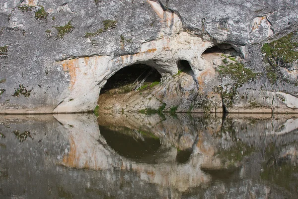 Odbicie piękny Rock w rzece — Zdjęcie stockowe