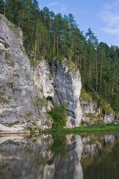 Piękne wysokiej skale nad rzeką — Zdjęcie stockowe