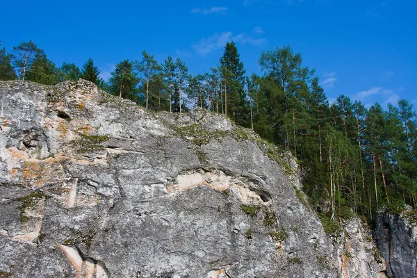 Prachtige rots op een achtergrond fel blauwe hemel — Stockfoto