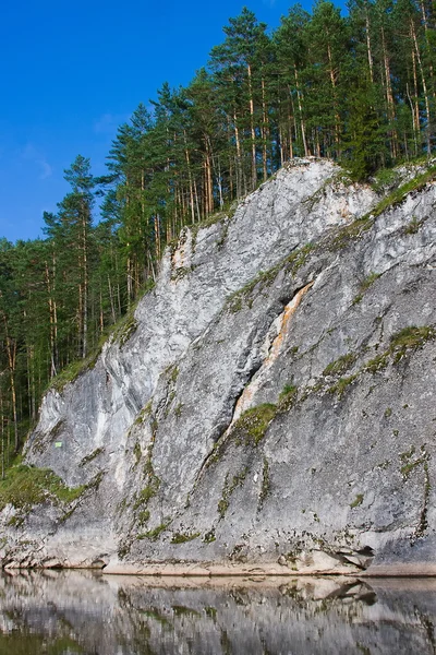 Güzel yüksek rock Nehri üzerinde — Stok fotoğraf