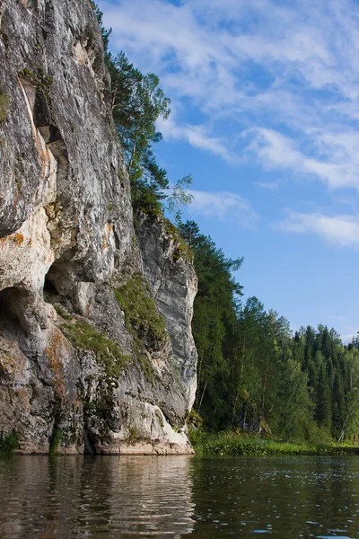 Güzel yüksek rock Nehri üzerinde — Stok fotoğraf