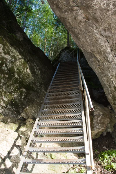 En metallisk trappa är i en rock — Stockfoto