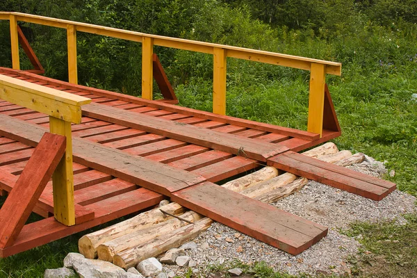 Nový dřevěný most v terénu — Stock fotografie