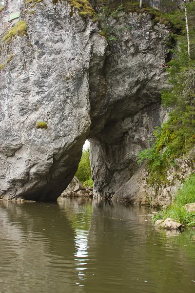 Sten Med Grotta Floden Sverdlovsk Område Ryssland — Stockfoto