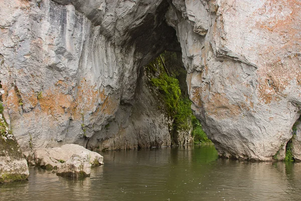 Pierre Avec Une Grotte Sur Rivière Région Sverdlovsk Russie — Photo