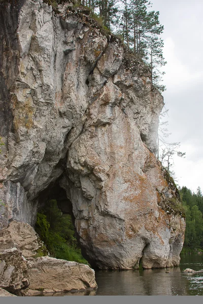 Kamień Jaskini Rzeki Obszar Sverdlovsk Rosja — Zdjęcie stockowe