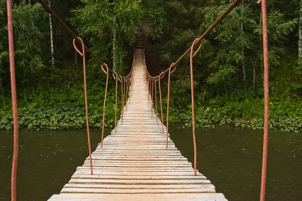 Puente suspendido sobre el río — Foto de Stock