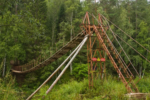 Pozastavené most nad řekou — Stock fotografie