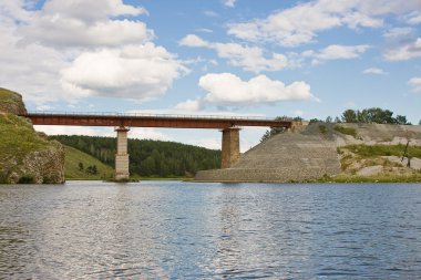 Arka planda mavi gökyüzünde demiryolu köprüsü