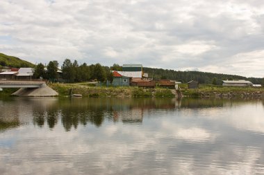 Güneşli bir günde nehirdeki güzel kırsal alan
