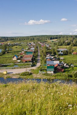 Güneşli bir günde nehirdeki güzel kırsal alan