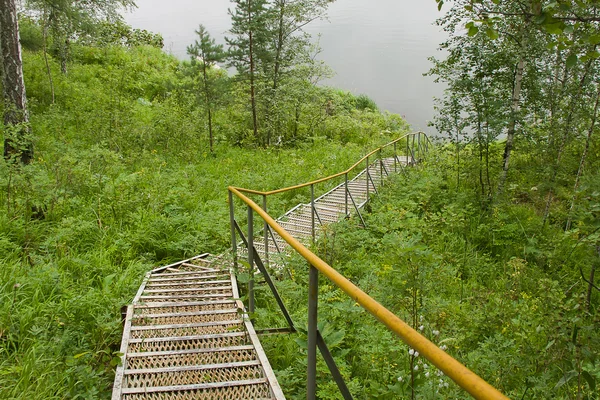 Kovové schodiště, do řeky — Stock fotografie