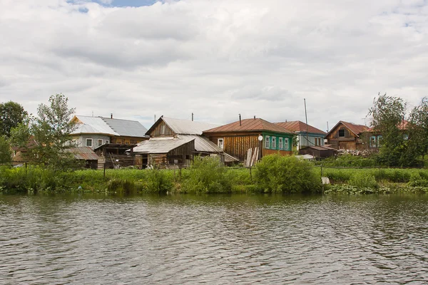 Piękny wiejski krajobraz nad rzeką w słoneczny dzień — Zdjęcie stockowe