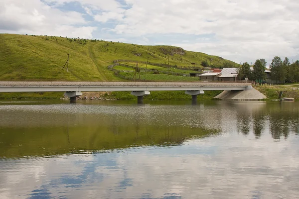 Motor-bil bron över floden — Stockfoto