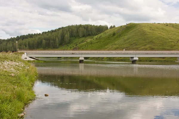 Motor-bil bron över floden — Stockfoto