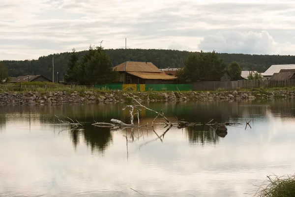 Prachtig landelijk landschap aan de rivier door een zonnige dag — Stockfoto