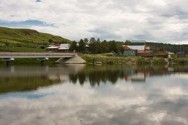 Prachtig landelijk landschap aan de rivier door een zonnige dag — Stockfoto