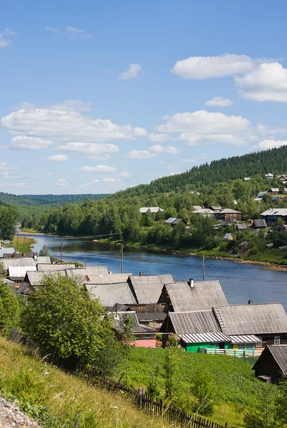 Ländliche Sommerlandschaft am Fluss — Stockfoto