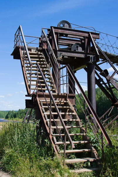 Лестница на подвешенном мосту — стоковое фото