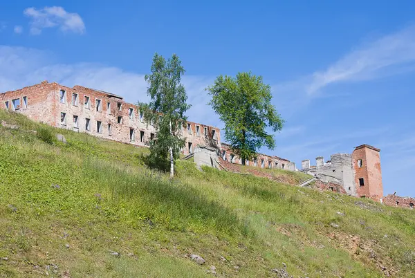 Vecchio edificio in mattoni su una collina — Foto Stock