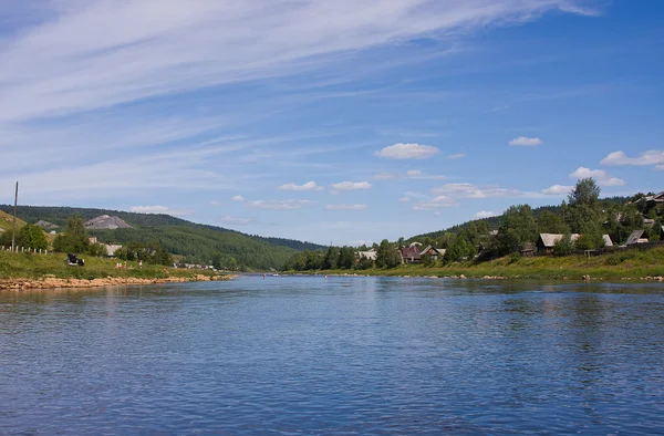 Rural zomer landschap op de rivier — Stockfoto