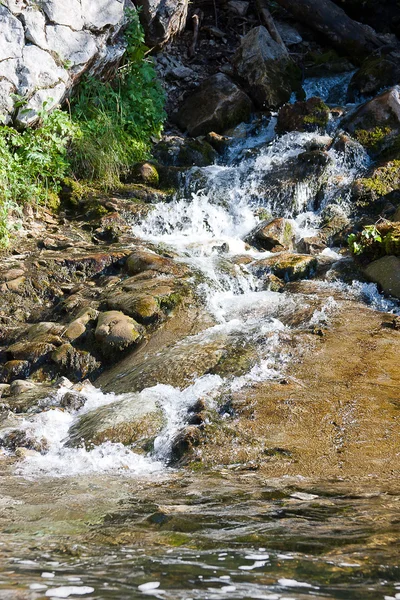 Cascade sur la rivière — Photo