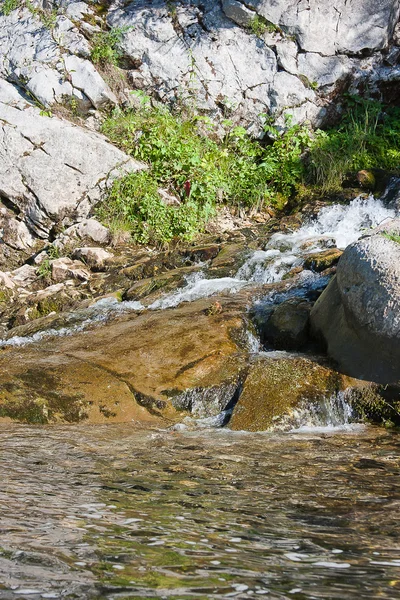 Cachoeira na ribeira — Fotografia de Stock