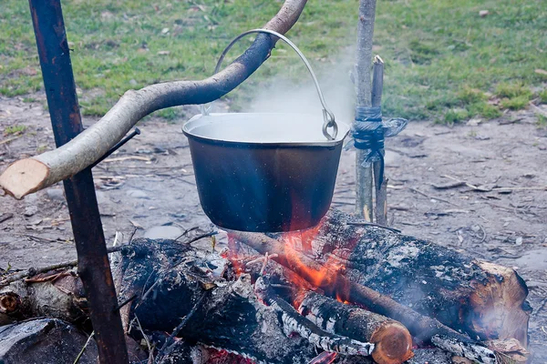 Pot met een maaltijd in een brand — Stockfoto