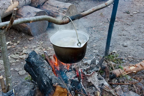 Pot met een maaltijd in een brand — Stockfoto