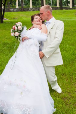 mutlu damat ve nişanlısı doğası üzerine bir parkta