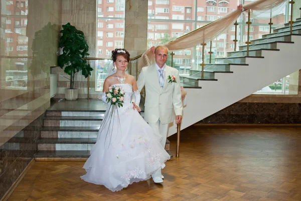 Ευτυχής γαμπρός και αρραβωνιαστικιά στο παλάτι του γάμου — Φωτογραφία Αρχείου