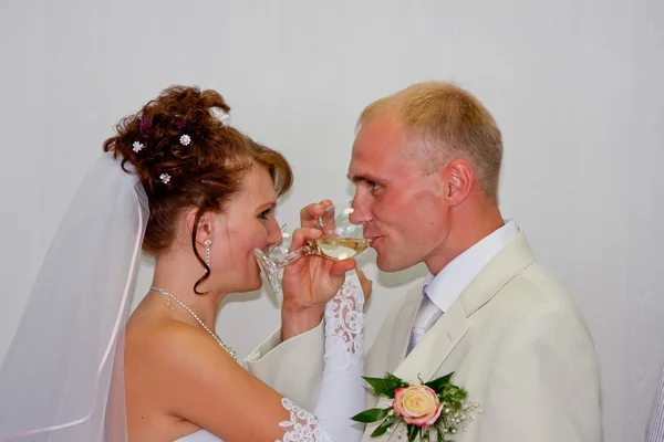 幸福的新郎和未婚妻喝香槟 — 图库照片