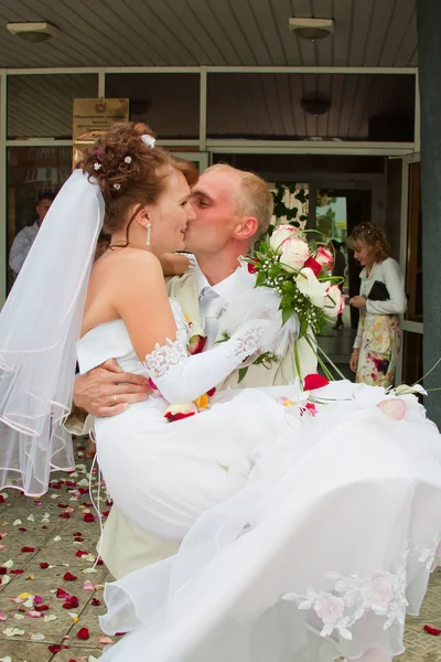 Um noivo feliz e noiva sair do palácio do casamento — Fotografia de Stock