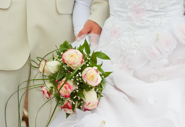 Wedding bouquet in the hands of fiancee — Stock Photo, Image