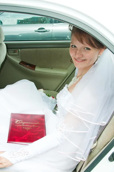 Happy fiancee sits in a car — Stock Photo, Image
