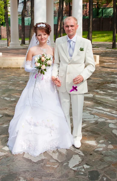 Felice sposo e fidanzata in una passeggiata in un parco — Foto Stock