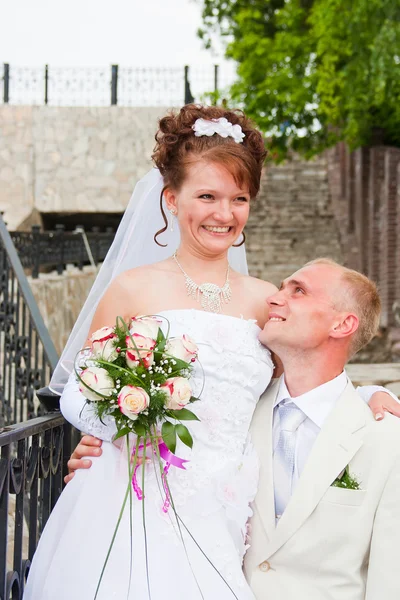 Happy groom and fiancee in a park — Stock Photo, Image