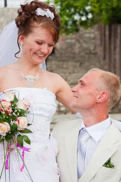 Щасливий наречений і наречена в парку — стокове фото