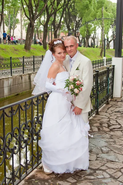 Щасливий наречений і наречена в парку — стокове фото