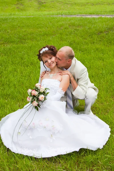 Happy groom and fiancee in a park on nature — Stock Photo, Image