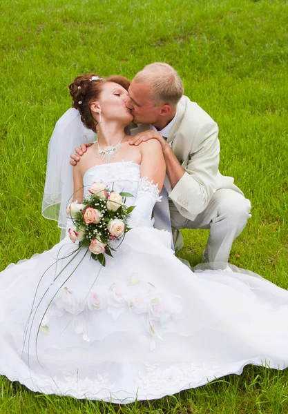 Щасливий наречений і наречена в парку на природі — стокове фото